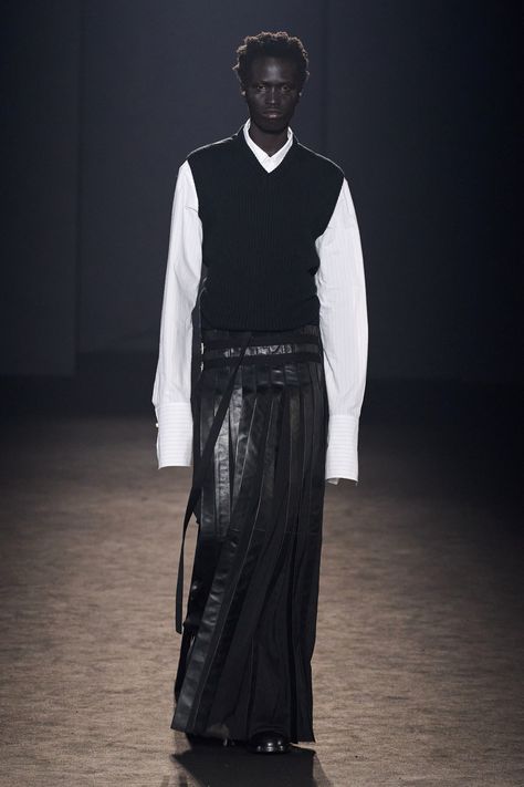 Ann Demeulemeester Fall 2024 Ready-to-Wear
https://www.vogue.com/fashion-shows/fall-2024-ready-to-wear/ann-demeulemeester/slideshow/collection#8 Black Outfit Men, Model Inspo, Ann Demeulemeester, Mode Inspo, Black White Fashion, 가을 패션, Runway Models, Fall 2024, White Fashion