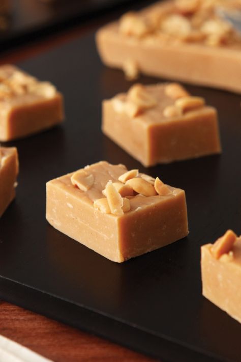 Creamy Marshmallow-Peanut Butter Fudge – We're not going to lie. It's hard to wait for this Creamy Marshmallow-Peanut Butter Fudge recipe to firm up in the fridge. But making it? That's easy. Sweet Appetizers, Marshmallow Fudge, Homemade Fudge Recipes, Peanut Butter Fudge Recipe, Peanut Butter Marshmallow, Puff Recipe, Butter Fudge, Homemade Fudge, Marshmallow Creme