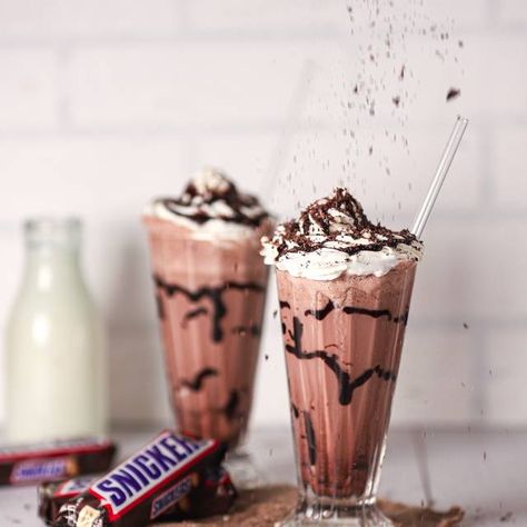 Snickers Dessert, Milkshake Drink, Homemade Milkshake, Beauty Hacks That Actually Work, Snickers Chocolate, Milkshake Bar, Best Milkshakes, Milkshake Recipe, Vanilla Milkshake