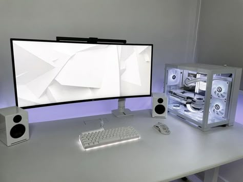 White Gaming Setup, White Desk Setup, Set Up Gamer, Gaming Desk Setup, Setup Gamer, Dream Desk, Computer Desk Setup, Computer Setups, Gamer Tags