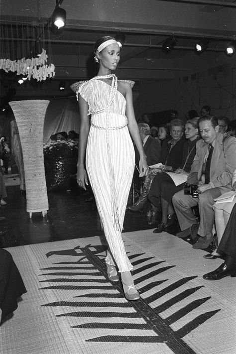 Iman Model, 1977 Fashion, Supermodel Iman, Iman And David Bowie, Executive Woman, Fashion 50s, Fashion Industry, The Trend, 70s Fashion