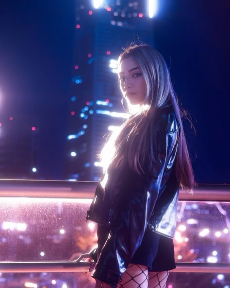 Night Portrait Photography, Cyberpunk Photography, Mv Ideas, Night Photography Portrait, Uniqlo Women Outfit, Lighting Scenarios, Adrian Martinez, Night Street Photography, Ap Portfolio