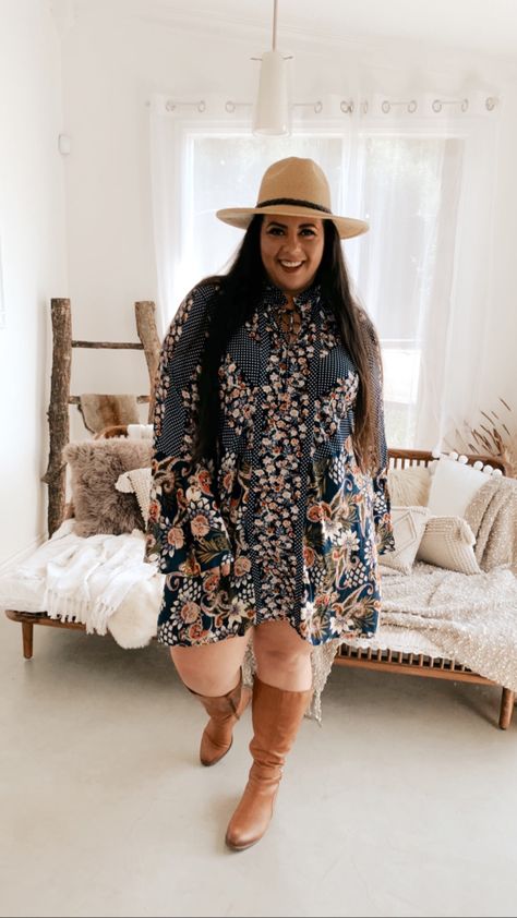 Boho Aesthetic Outfit Plus Size, Fall Plus Size Dress, Plus Size Dress With Leggings, Fall Plus Size Dresses With Boots, Plus Size Weekend Getaway Outfits, Plus Dress Outfits, Plus Chic Outfits Plus Size, Plus Size Boho Winter Outfits, Boho Plus Size Dress