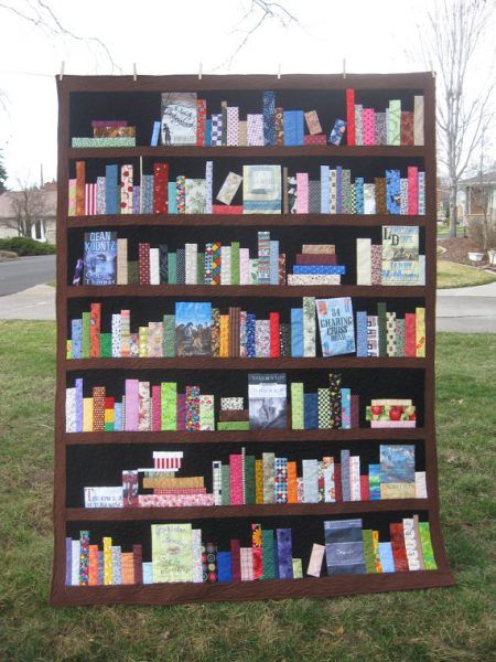 15 Amazing Quilts For Book Lovers - BOOKGLOW Bookcase Quilt, Colchas Quilting, Quilt Book, Behind Blue Eyes, Quilt Modernen, Unique Blankets, Picture Quilts, Book Quilt, Lap Quilt