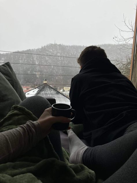 Cozy Cuddles Couple, Cozy Couple Aesthetic Faceless, Winter Cabin Aesthetic Couple, Cozy Cabin Aesthetic Couple, Winter Cabin Couple, Cabin Trip With Boyfriend, Winter Couples Aesthetic, Domestic Aesthetic Couple, Cabin Aesthetic Couple