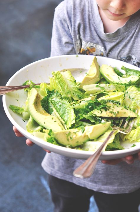 Avocado and Romaine Salad. This salad is all about the dressing recipe.  Also a great onion tart recipe Salad Coleslaw, Stomach Rumbling, Avocado Dessert, Romaine Salad, Eat Fresh, Salad Pasta, Makanan Diet, God Mat, Think Food