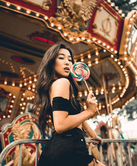 Carnival Portraits Photography, Lunapark Photoshoot, Fair Photoshoot Ideas, Fairground Photoshoot, County Fair Photoshoot, Fair Pictures Ideas, Boardwalk Photoshoot, Carousel Photoshoot, Carnival Shoot