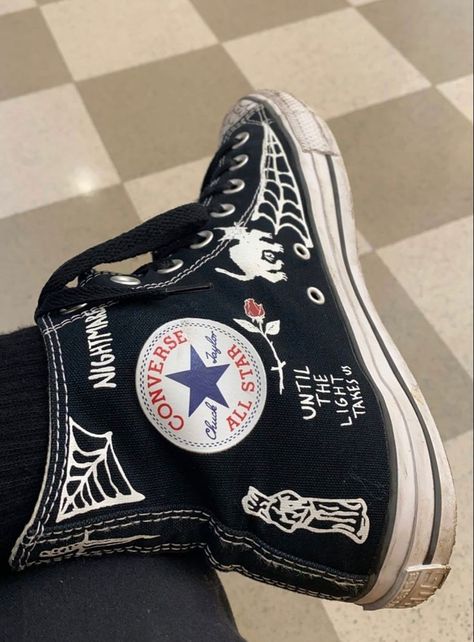 Customize Converse Shoes, Custom Shoes Design Converse, Sean Pablo Converse, Black Converse Custom Ideas, Custom Black Converse, Drawing On Shoes Ideas, Spider Man Converse, Converse Custom Ideas, Converse Drawings