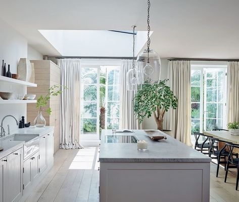 Camilla Brogaard Interiors on Instagram: “Kitchen Goals!!! 💚 I just adore how this kitchen feels as though it is at one with the garden whilst maintaining lots of elegance.” Georgian Townhouse, Teak Side Table, Melbourne House, New England Style, Coffee Table Book, White Company, Relaxing Bath, Kitchen Cabinetry, The White Company