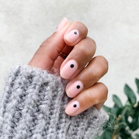 Minimalistic Nail Art, Neutral Nail Ideas, Brown Nail Art, Neutral Nail, Nails Design Ideas, Spring Nail Trends, Pink Manicure, Minimalist Nail Art, Classic French Manicure