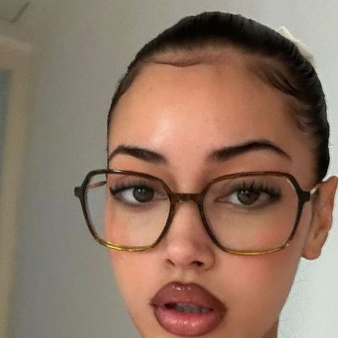 Cindy Kimberly Fan Page on Instagram: "🐈‍⬛" Glasses For Round Faces, Glasses Outfit, Glasses Frames Trendy, Glasses Inspiration, Chic Glasses, Big Glasses, Fake Glasses, Glasses Trends, Funky Glasses