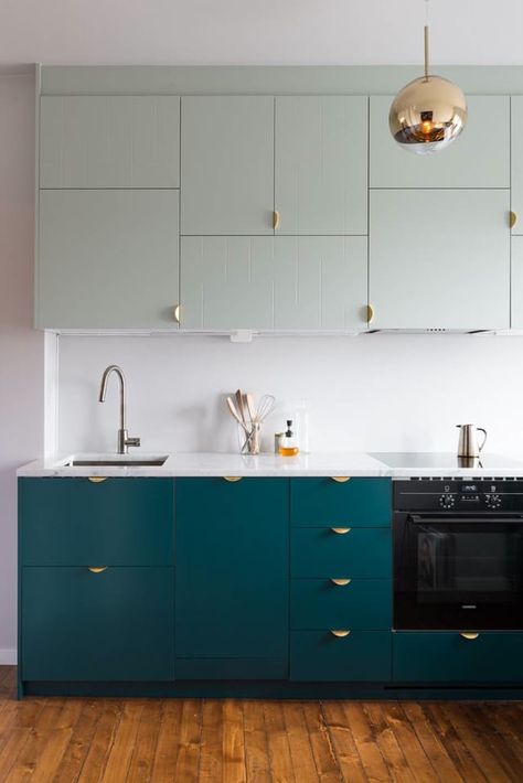 Inspiring Kitchens You Won't Believe are IKEA | Apartment Therapy / Dapur Ikea, Modern Konyhatervezés, Two Tone Kitchen Cabinets, Kitchen Ikea, Kabinet Dapur, Cabinet Kitchen, Kitchen Cabinet Colors, Black Kitchen, Ikea Kitchen