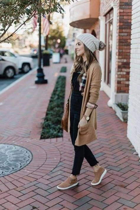 Nude Sneakers, White Sneakers Outfit, Sneakers Outfit Casual, Lauren Mcbride, Sneaker Outfits Women, Fall Sneakers, Sneaker Outfits, Look Office, Fashion Blogger Style