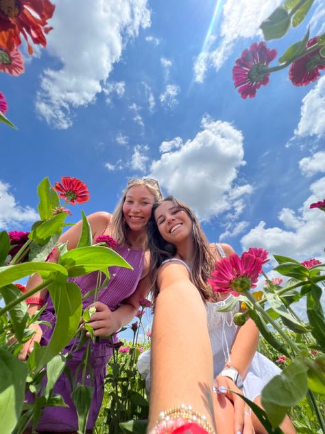 Flower Field With Friends, Aesthetic Poses Photo Ideas With Friends, Photoshoot With Friends Ideas, Boy Friendship, Pictures Of Friends, Cute Photo Ideas, Spring Photo Shoot, Weekend Routine, Cute Photo Poses