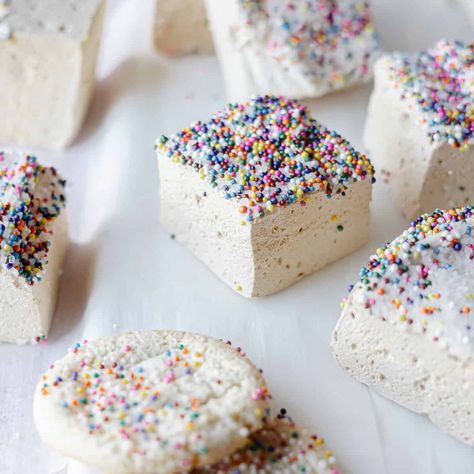 Homemade Christmas Marshmallows, Gourmet Marshmallows Recipe, Marshmallow Christmas Treats, Marshmallows Recipes, Marshmellow Treats, Caramel Marshmallows, Candied Grapes Recipe, Candied Grapes, Marshmallow Recipes