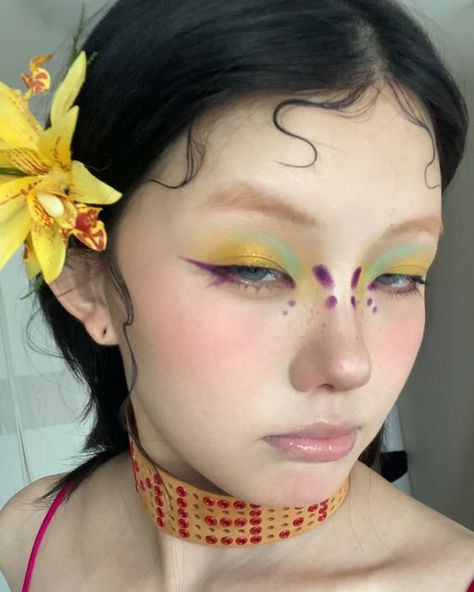 Whimsical Eye Makeup, Midsommar Makeup, Flower Makeup Aesthetic, Flower Inspired Makeup, Floral Eye Makeup, Yellow Makeup Looks, Orchid Makeup, Pan Makeup, Funky Makeup