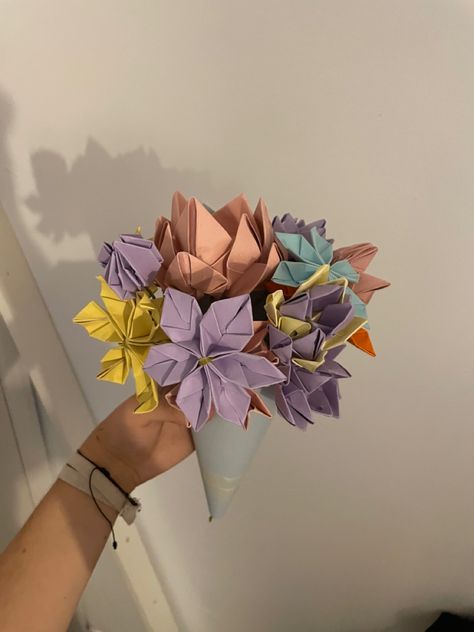 Paper Flower Boquet, Paper Bouquet Diy, Origami Lucky Star, Felt Flowers Diy, Flower Bouquet Diy, Paper Bouquet, Door Decorations Classroom, Paper Flower Bouquet, Diy Paper Crafts Decoration