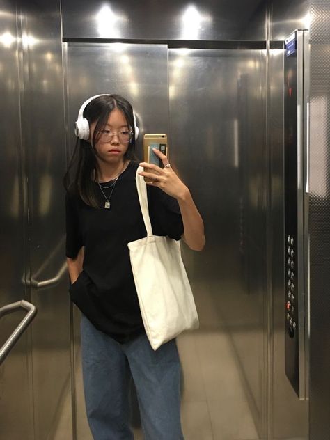 Headphone Outfit Ideas, Outfit Ideas Blue And Black, How To Wear Headphones Style, Black Outfit White Bag, Head Phone Outfit, Headphones Aesthetic Selfie, Outfits With White Headphones, Outfits With Black Headphones, Black T Shirt Jeans Outfit