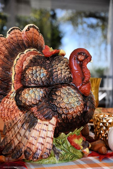 Outdoor Thanksgiving Table, Plaid Plates, Harvest Table Centerpieces, Easy Centerpieces, Thanksgiving Table Inspiration, Ceramics Diy, Diy Turkey, Happy Halloweenie, Party Crackers