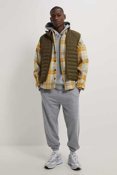 Puffer Vest Outfit Men, Casual Outfits Men Fall, Mens Street Style Urban, Vest Outfits Men, Mens Fits, Puffer Vest Outfit, Mens Puffer Vest, Men's Street Style, Autumn Trends