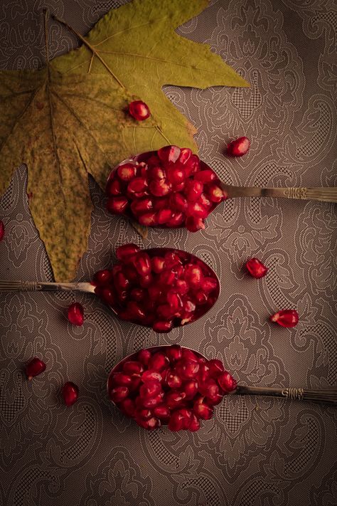 Yalda Night, Foto Macro, Pomegranate Art, Decorating A New Home, Beautiful Landscape Wallpaper, Delicious Fruit, Landscape Wallpaper, Pomegranate, Red Peppercorn