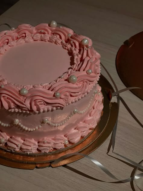 Different Shape Cake Ideas, Round 18th Birthday Cake, Light Pink Bday Cake, Chocolate Cake With Pink Frosting, Circle Birthday Cake Aesthetic, Cake Ideas For Sweet 16, 11 Year Birthday Cake, Circle Vintage Cake, Sweet 16 Pink Cake