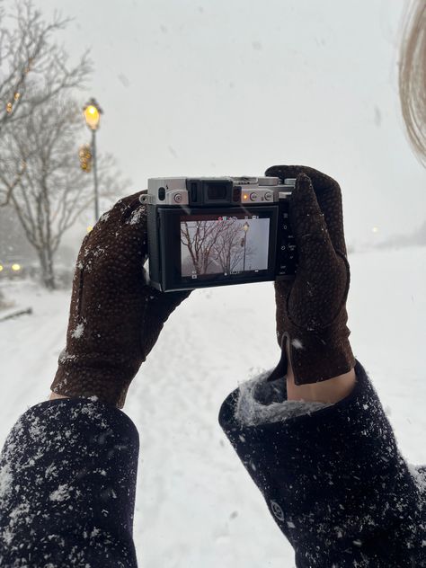 Winter Aesthetic Photography, December Aesthetic Christmas, Christmas Photo Ideas Aesthetic, Christmas Aesthetic Photography, Photo Ideas In Snow, Christmas Photos Aesthetic, Cold Christmas Aesthetic, Snow Pictures Ideas, Winter Pictures Aesthetic