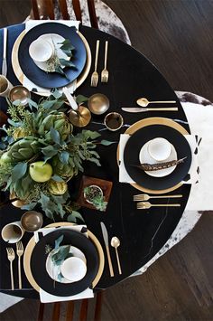 THANKSGIVING: Black or gold napkins, garland, and table overlays as well as chargers, napkin rings, coasters, and wine covers available at alwayselegant.com Luxury Home Accessories, Glamour Decor, Tafel Decor, Tablescape Inspiration, Christmas Tablescape, Beautiful Table Settings, Thanksgiving Tablescapes, Thanksgiving Centerpieces, Pretty Tables