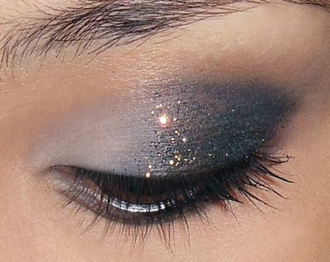 Make Up Yeux, Christmas Eye Makeup, New Years Eve Makeup, Makeup Tip, Beauty Make-up, Glitter Eyes, Gorgeous Eyes, Glitter Makeup, Glitter Eyeshadow