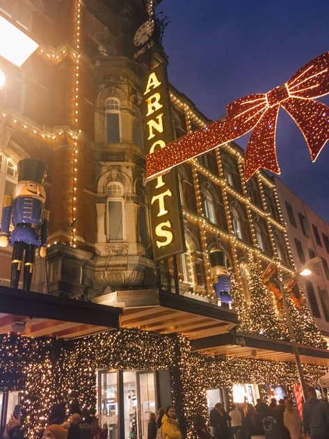 Dublin at Christmas time Dublin Ireland Christmas, Irish Christmas Aesthetic, Dublin Ireland Aesthetic Christmas, Dublin Christmas Aesthetic, Christmas In Dublin Ireland, Dublin Christmas Market, Dublin At Christmas, Ireland At Christmas, Dublin Winter Aesthetic