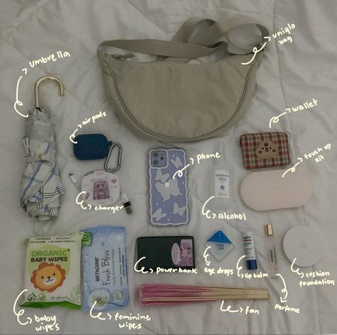 Dumpling Bags Aesthetic, What’s In My Uniqlo Bag, What's In My Bag Travel, Shoulder Bag Essentials, Korean Whats In My Bag, Concert Bag Essentials Kpop, Styling Uniqlo Bag, Concert Bag Ideas, Uniqlo Moon Bag Aesthetic