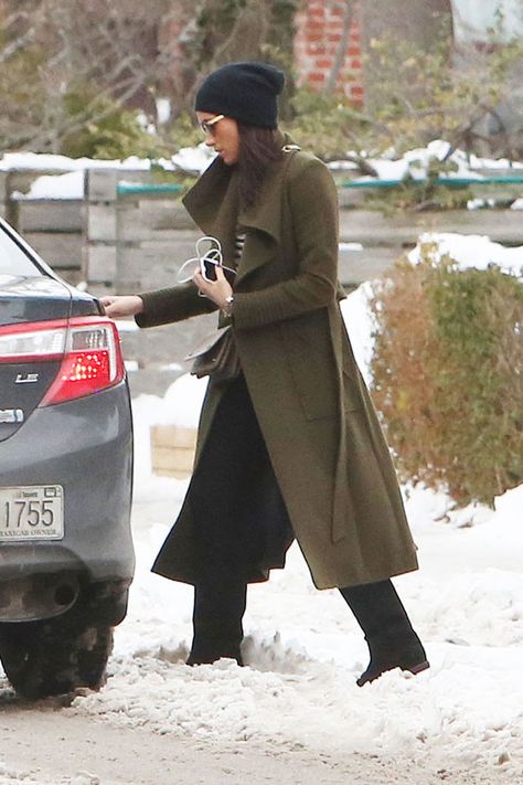 Kate Middleton and Meghan Markle have both been spotted in coats from the same Canadian brand—shop their looks here. Megan Markle Coat, Meghan Markle Coat, Meghan Style, Meghan Markel, Estilo Meghan Markle, Rachel Zane, Dark Green Coat, Princ Harry, Meghan Markle Outfits