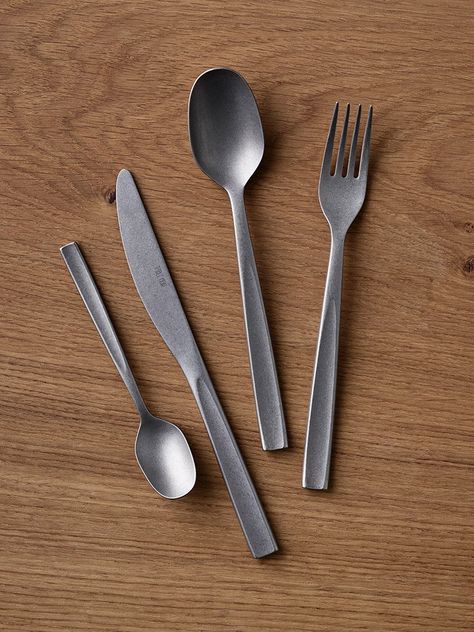 snøhetta designs cutlery to enhance copenhagen's barr restaurant experience designboom Modern Flatware Set, Restaurant Cutlery, Start A Restaurant, Starting A Restaurant, Flatware Design, Restaurant Experience, Cutlery Design, Bistro Food, Wooden Cutlery