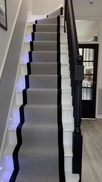 Black Staircase With Runner, Staircase With Runner, Dark Staircase, Stairs And Hallway Ideas, Black Staircase, Landing Ideas, Stair Renovation, House Staircase, Staircase Ideas