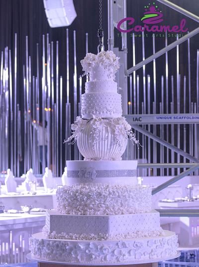 Halo Hanging Wedding Cake - Cake by Caramel Doha Hanging Wedding Cake, Huge Wedding Cakes, Fancy Wedding Cakes, Extravagant Wedding Cakes, Bridal Decor, Tapete Gold, Big Wedding Cakes, Brides Cake, Wedding Cake Pictures