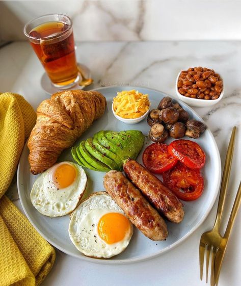 Weird Food Combinations, British Breakfast, Sunny Side Up Eggs, Food Combinations, Catering Ideas Food, Healthy Food Inspiration, Grilled Tomatoes, Canned Beans, Healthy Food Dishes