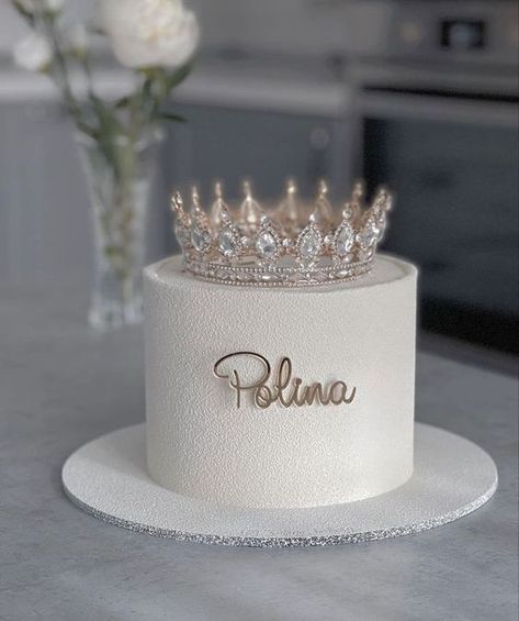 Cake Crown Design, 35th Birthday Themes For Women, Cakes With Crowns, White Bday Cake, Birthday Cake With Crown, Crown Cake Ideas, Elegant Birthday Cakes For Women, Crown Birthday Cake, Birthday Cake Crown