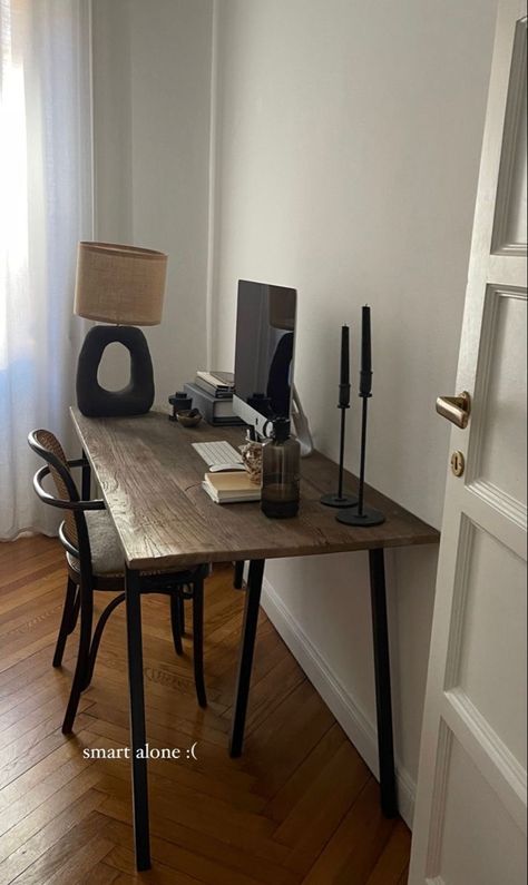 Mens Desk Aesthetic, Oak Desk Setup, Guys Apartment Decor, Table Near Window, Desk Setup Workspace, Imac Setup, Mens Apartment Decor, Dark Wood Desk, Mens Room Decor