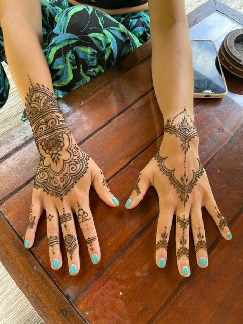 Henna Design Meaning, Henna Hand Tattoos, Henna Doodles, Henna Doodle, Henna Tattoo Stencils, Wrist Henna, Cute Henna Tattoos, Henna Style Tattoos, Jagua Henna