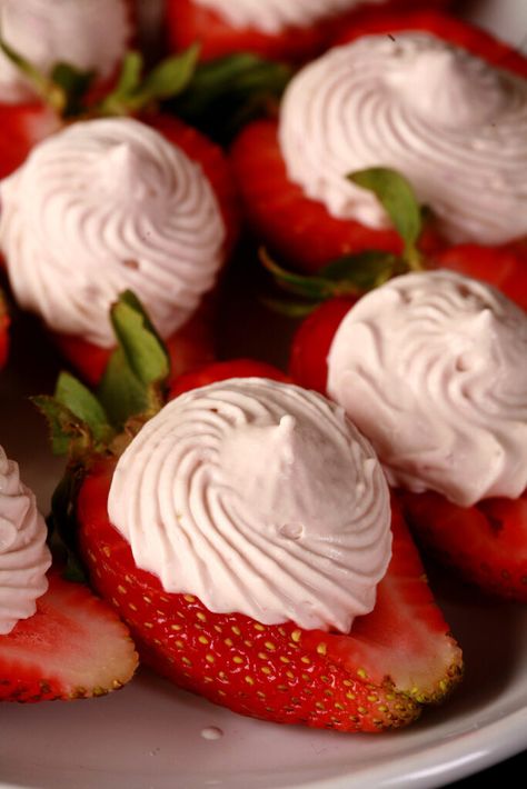 Deviled Strawberries Recipe, Barbie Desserts, Deviled Strawberries, Desserts Mini, Creamy Chocolate Cheesecake, Cream Cheese Appetizer, Strawberry Whipped Cream, Cut Strawberries, Strawberry Cream Cheese