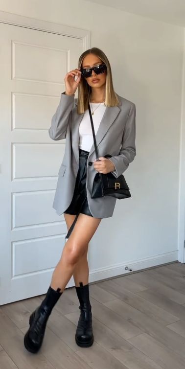 Casino Outfits Women, Gray Blazer Outfit Women, Office Outfits Women Winter, Grey Blazer Outfit, Leather Shorts Outfit, Short Cuir, Outfit Botas, Look Zara, Blazer Outfits For Women