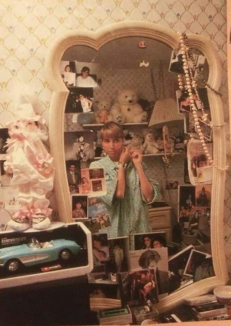 80s Vanity Aesthetic, Girly 80s Aesthetic, 80’s Bedroom Aesthetic, 50’s Bedroom, 80s Girl Bedroom, 60s Bedroom Ideas, 50s Room Aesthetic, 80s Room Ideas, 80’s Bedroom