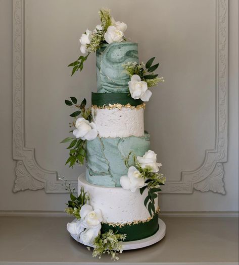 Dark Green Wedding Cakes, Wedding Cake Emerald Green, Mint Green Cakes, Light Blue Wedding Cake, 21 Cake, Emerald Green Wedding Theme, White And Gold Wedding Cake, Modern Birthday Cakes, Fairytale Wedding Theme