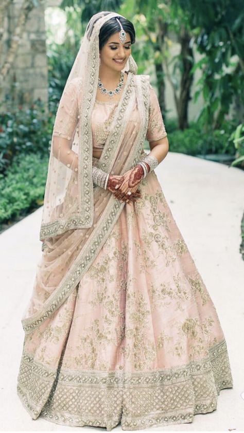 Sabyasachi Duppata On Head Style, Dupatta Draping Styles On Head, Duppta Draping Styles On Lehnga, Dupatta On Head Style, Dupatta On Head, Punjabi Suit Wedding, Lehenga Dupatta Draping Style, Dupatta Draping Styles, Dupatta Styling