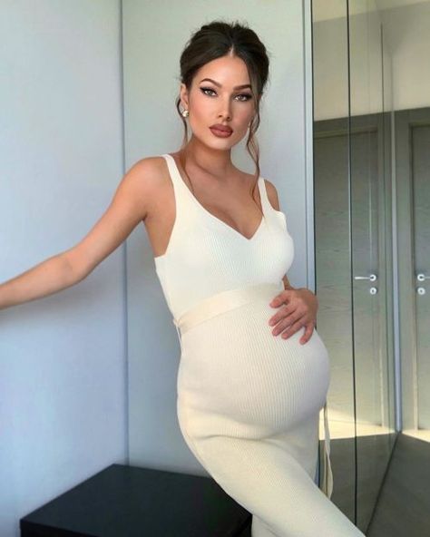 Look Kylie Jenner, Pregnancy Belly Photos, Belly Photos, Idee Babyshower, Couple Pregnancy Photoshoot, A Pregnant Woman, Pretty Pregnant, Mommy Outfits, Mum Fashion