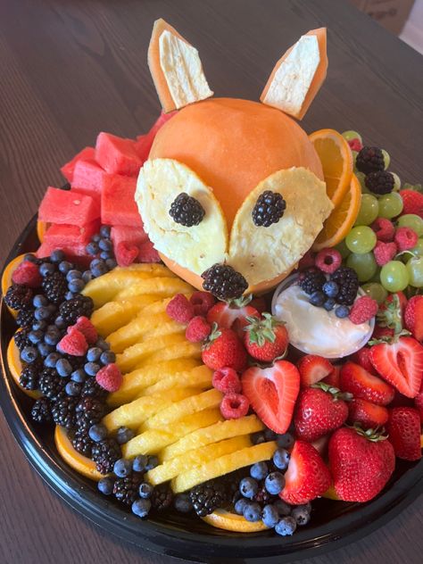 Woodland Appetizers, Fruit Tray Animals, Woodland Fruit Tray, Animal Veggie Tray, Animal Charcuterie Board, Fox Fruit Tray, Animal Veggie Tray Ideas, Woodland Animal Veggie Tray, Fox Veggie Tray