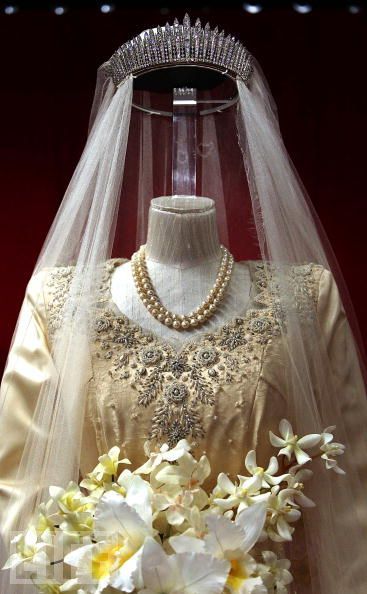 detail view of Queen Elizabeth's 1947 wedding gown bodice, pearls, veil, and tiara Queen Elizabeth Ii Wedding, Facts About Queen Elizabeth, Ratu Elizabeth, Princesa Anne, Princesa Margaret, Princesa Elizabeth, Royal Gowns, Helen Rose, Royal Wedding Gowns