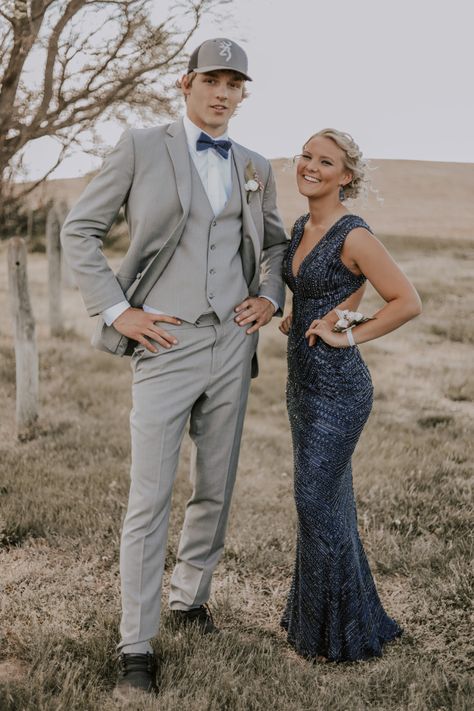 Winter Dance Dress, Fun Prom Pictures, Prom Dress Winter, Couple Prom Pictures, Winter Dance Dresses, Country Prom, Prom Photography Poses, Couple Prom, V Neck Prom Dress