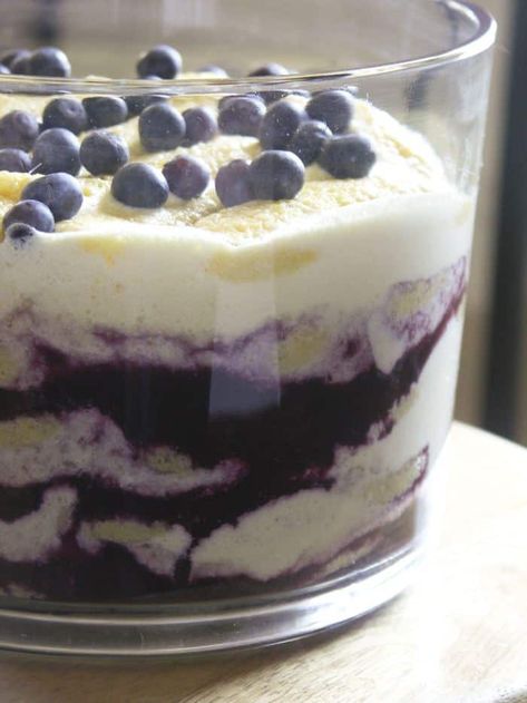 Blueberry Tiramisu, Jello Pudding Desserts, Blueberry Trifle, Tiramisu Cookies, Finger Desserts, Trifle Pudding, Trifle Dish, Orange Liqueur, Mascarpone Cream