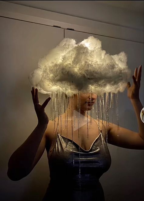 Cloud Costume, Diy Clouds, Clever Halloween Costumes, Celebrity Halloween Costumes, Halloween Makeup Inspiration, Homemade Costumes, Halloween Inspo, Cosplay Diy, Creative Halloween Costumes